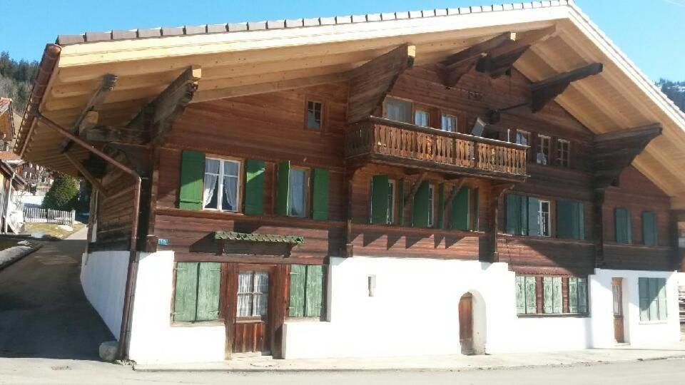 Un gran edificio de madera con un balcón. en Mannried 2 1 2 Zimmerwohnung Rustikal, en Zweisimmen
