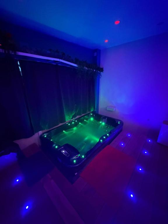 ein Zimmer mit Whirlpool in einem lila Zimmer in der Unterkunft Love 2 avec Jacuzzi in Cap d'Agde