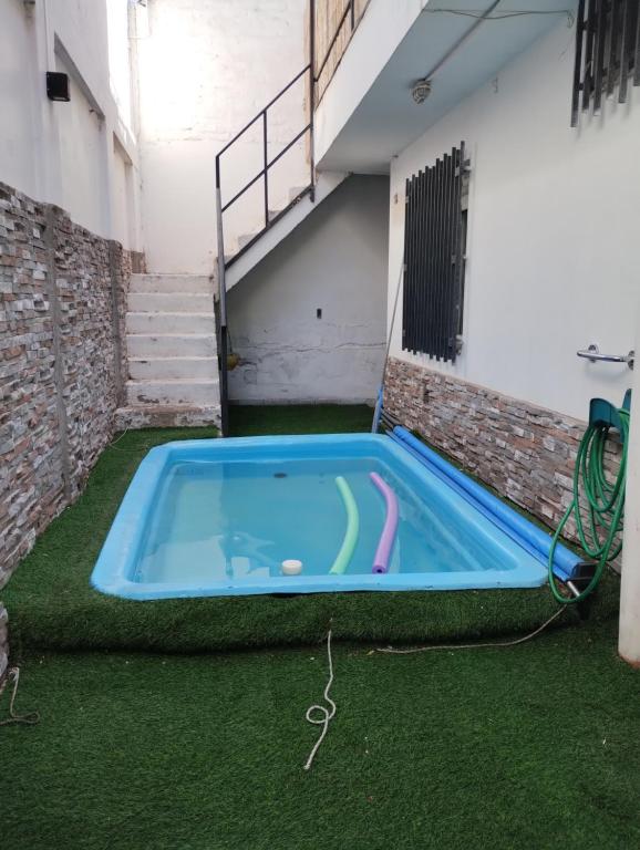 ein leerer Swimmingpool in einem leeren Raum mit Gras in der Unterkunft CASA MENDOZA CENTRO con Pileta in Mendoza
