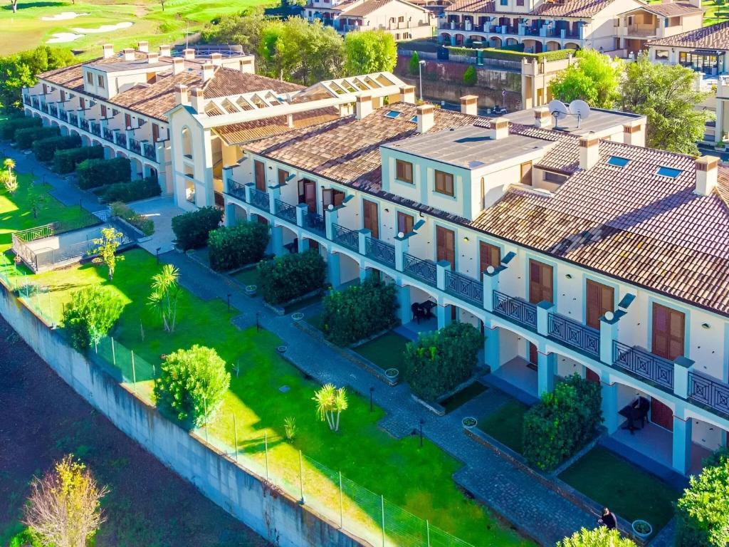 une vue aérienne d'un bâtiment dans une ville dans l'établissement Apartment in Roma by Marco Simone Golf, à Marco Simone
