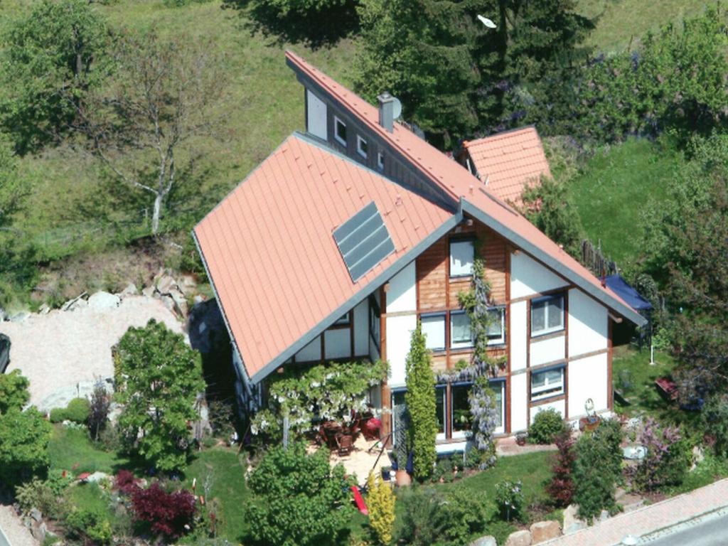 una vista aérea de una casa con techo en Ferienwohnung Black For(r)rest Gumpp en Adelhausen