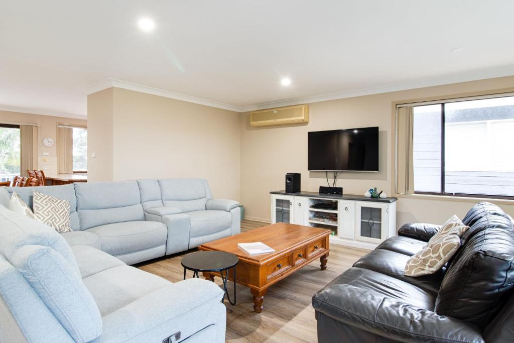 Posezení v ubytování Hill Top Water and Bush Views