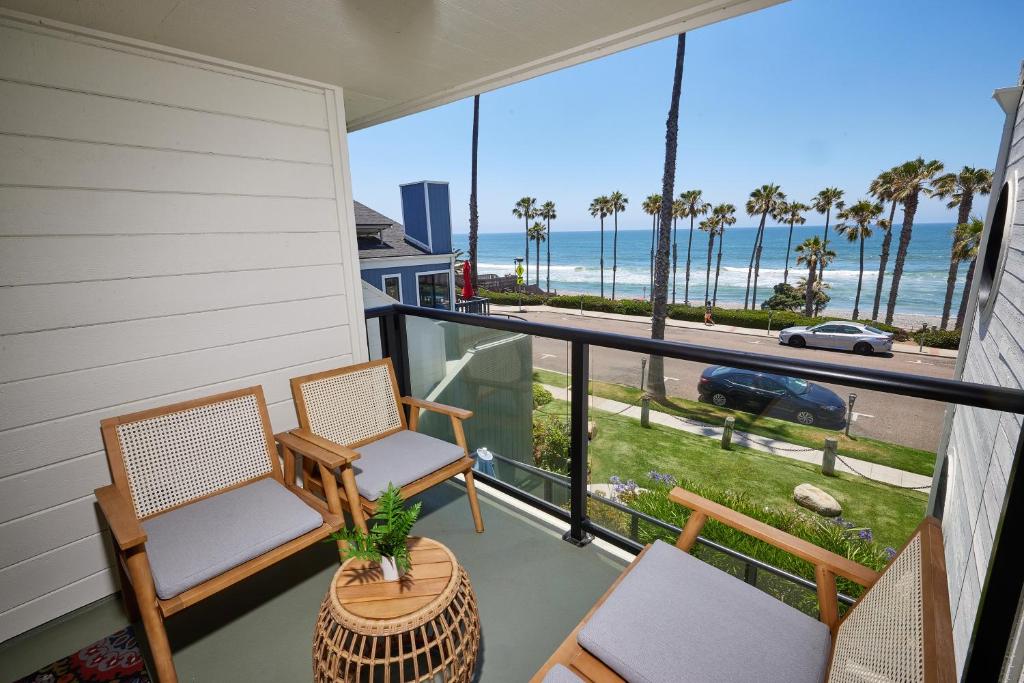 un balcon avec des chaises et une vue sur l'océan dans l'établissement 152-6 S Pacific Fantastic Ocean View, à Oceanside