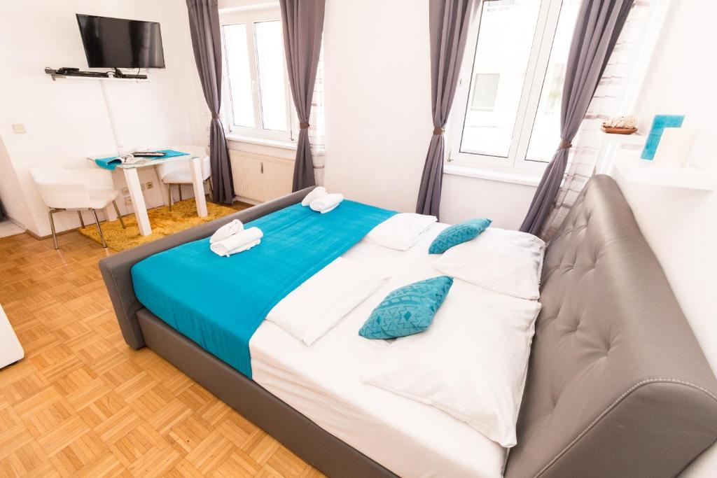 1 dormitorio con 1 cama con sofá y mesa en Apartment Wichtelgasse, en Viena