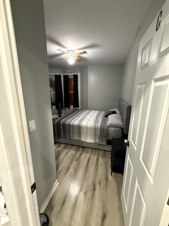 una camera da letto con un letto e un ventilatore a soffitto di Your home away from home private bedroom near EWR and NYC a Elizabeth