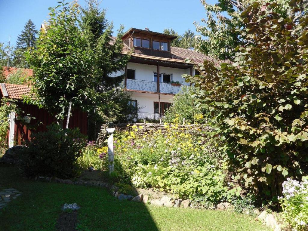 a house with a garden in front of it at Ferienwohnung Nationalparkblick in Spiegelau