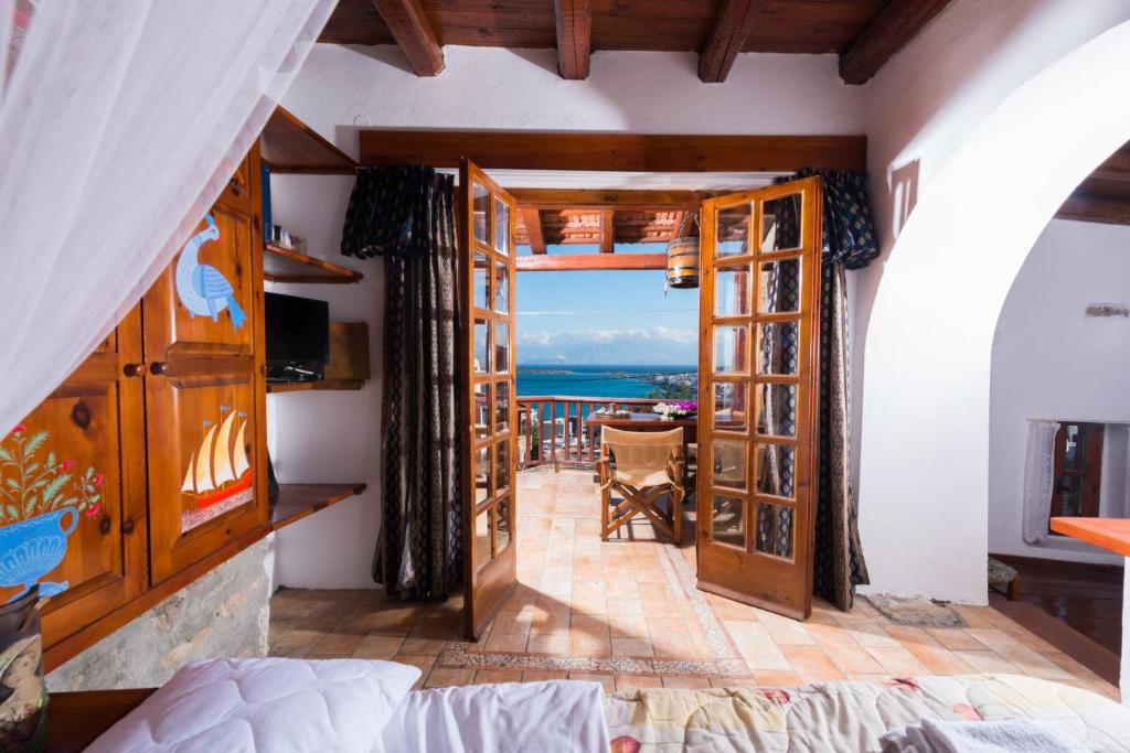 ein Schlafzimmer mit Bett und Blick auf das Meer in der Unterkunft Ferienhaus für 3 Personen ca 75 m in Elounda, Kreta Ost-Kreta in Elounda