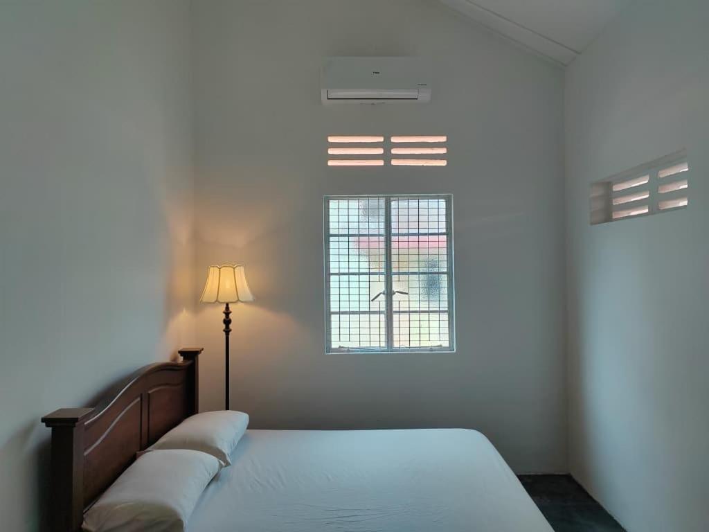 Un dormitorio con una cama y una ventana en Zen 1 Room KL, en Kuala Lumpur