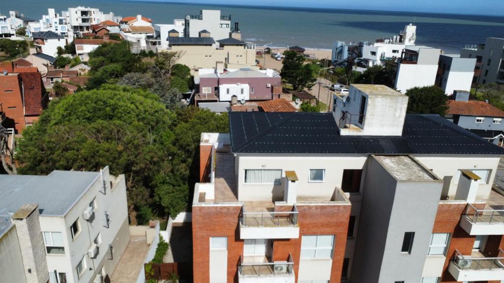 een luchtfoto van huizen in een stad bij Lobos de Mar IV in Ostende