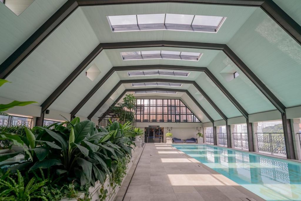 Bazén v ubytování Paxtonz Urban Luxe Walk to Mall! Free WiFi & Pool nebo v jeho okolí