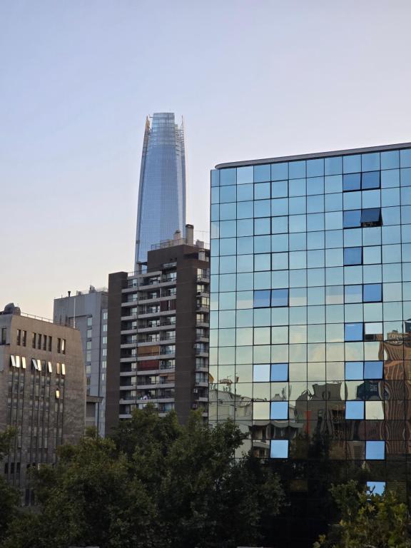 vista su uno skyline della città con un grattacielo di Providencia Hermoso depto de 2 Dorm 2 B wifi y parcking Gratis a Santiago