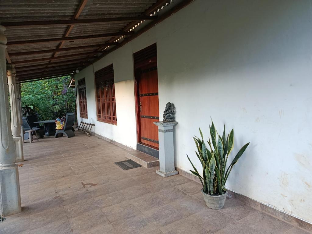 eine Veranda eines Hauses mit Holzdecke in der Unterkunft Relax home in Kegalle