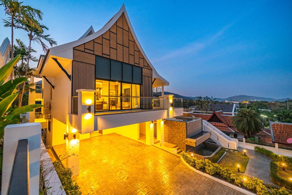vista su una casa con tetto di Phu Talae Villa Rawai Beach a Ban Klang