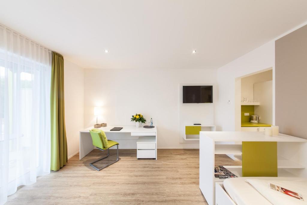 TV a/nebo společenská místnost v ubytování Candlewood Suites Fürth by IHG