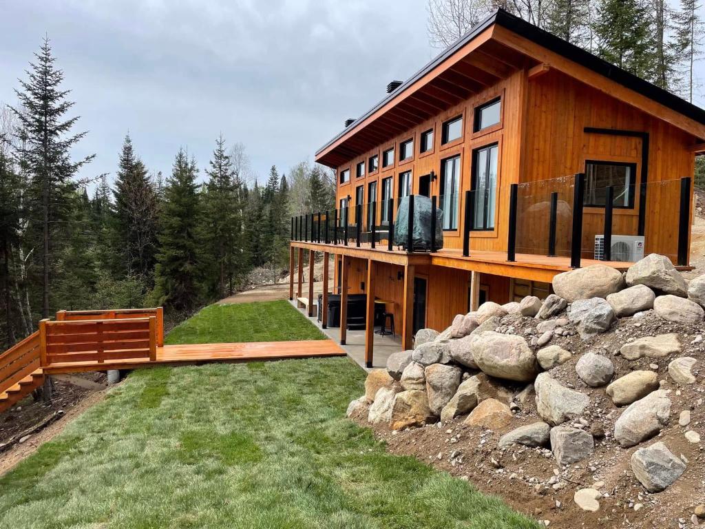 een blokhut met een bank en een stapel stenen bij Chalet L'Orée Étoilée in La Tuque