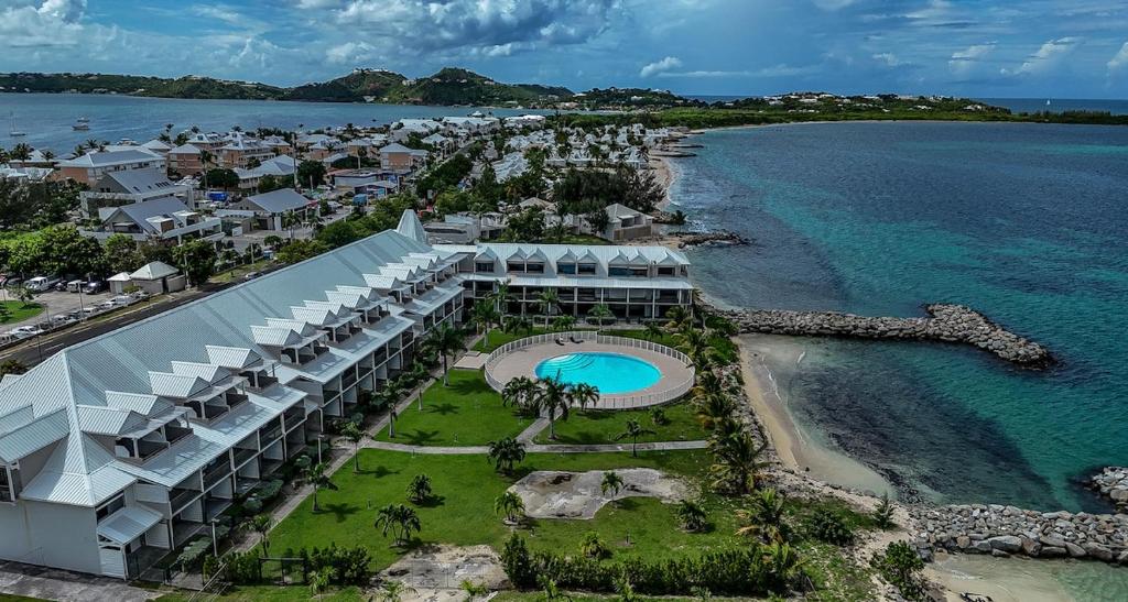 une vue aérienne du complexe et de l'océan dans l'établissement Studio Harmony with pool, à Baie Nettlé