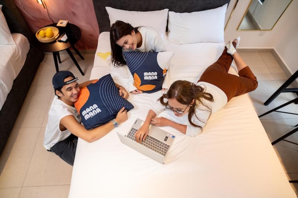 Επισκέπτες που μένουν στο Paxtonz Urban Luxe Walk to Mall! Free WiFi & Pool