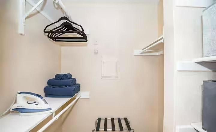 Φωτογραφία από το άλμπουμ του Sports Fan Getaway less than 2mi to AT&T Stadium Pool and Gym! στο Άρλινγκτον