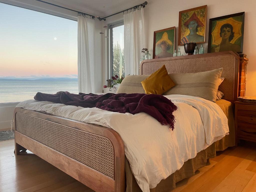 Postel nebo postele na pokoji v ubytování Aqua and Ember Beach front with pool and spa and wood fires