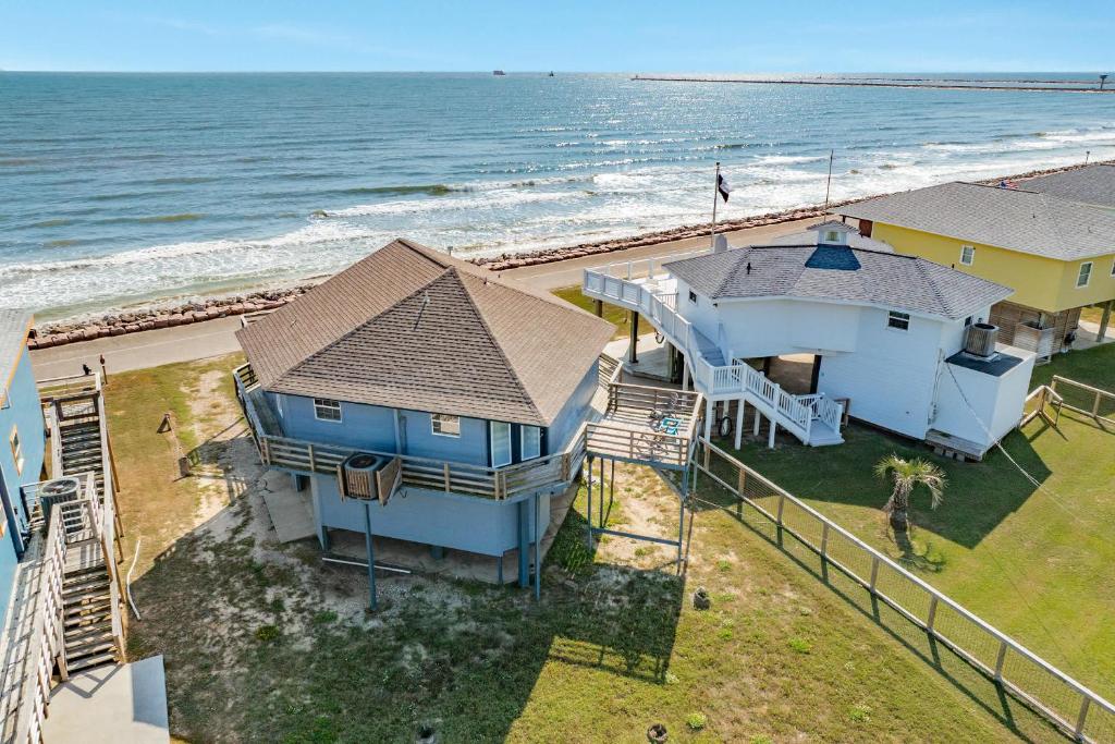 eine Luftaufnahme eines Hauses und des Strandes in der Unterkunft 8 Sides of Sunshine 3 Ensuite Bedrooms Surf Spot in Surfside Beach