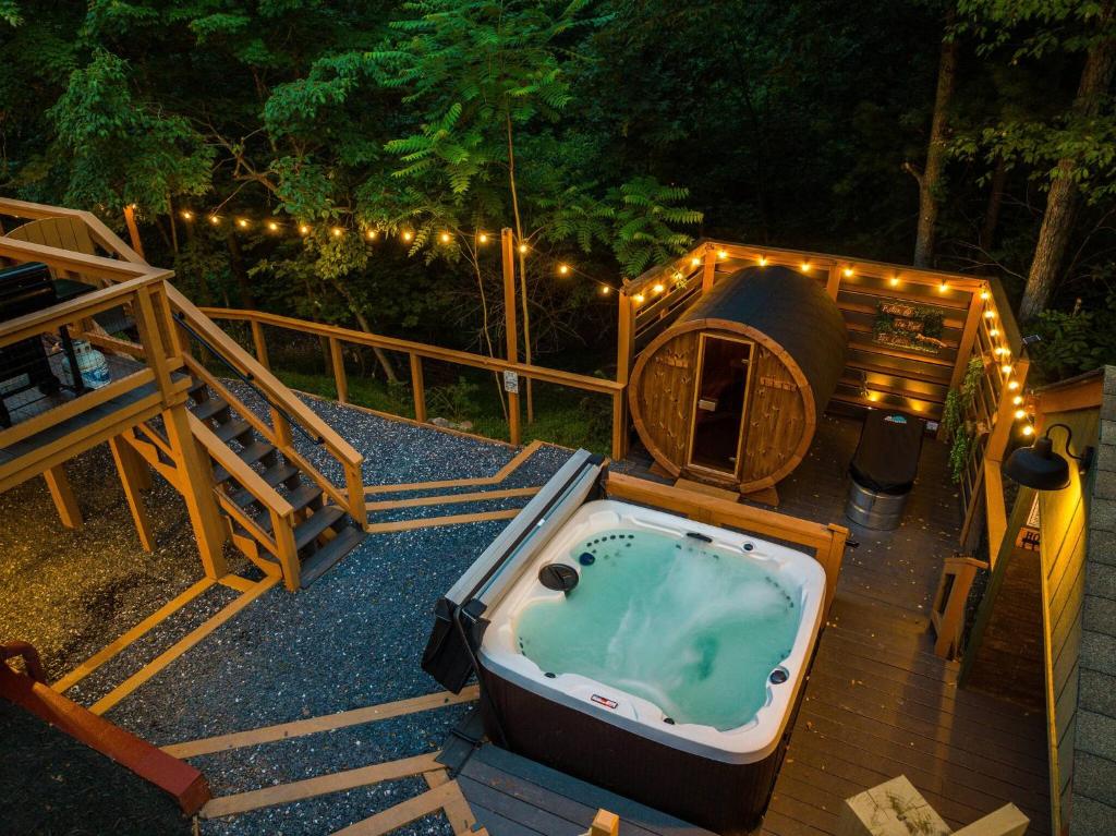 einen Whirlpool auf einer Terrasse mit einem Pavillon in der Unterkunft Fox&Hound Cabin: Cold Plunge, Sauna, Hot Tub, Dogs in Basye