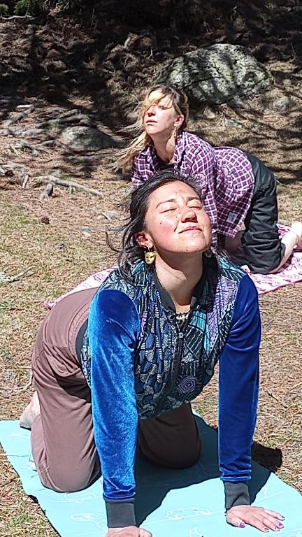 San Eduardo del MarRefugio Torre del Bosque的一名女子躺在地上，背上背着一个孩子。