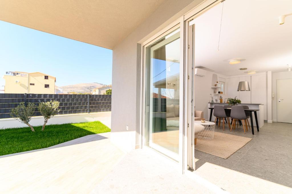 ein Blick vom Balkon eines Hauses mit Glasschiebetüren in der Unterkunft Studio für 4 Personen ca 140 qm in Trogir, Dalmatien Kaštela und Umgebung in Trogir