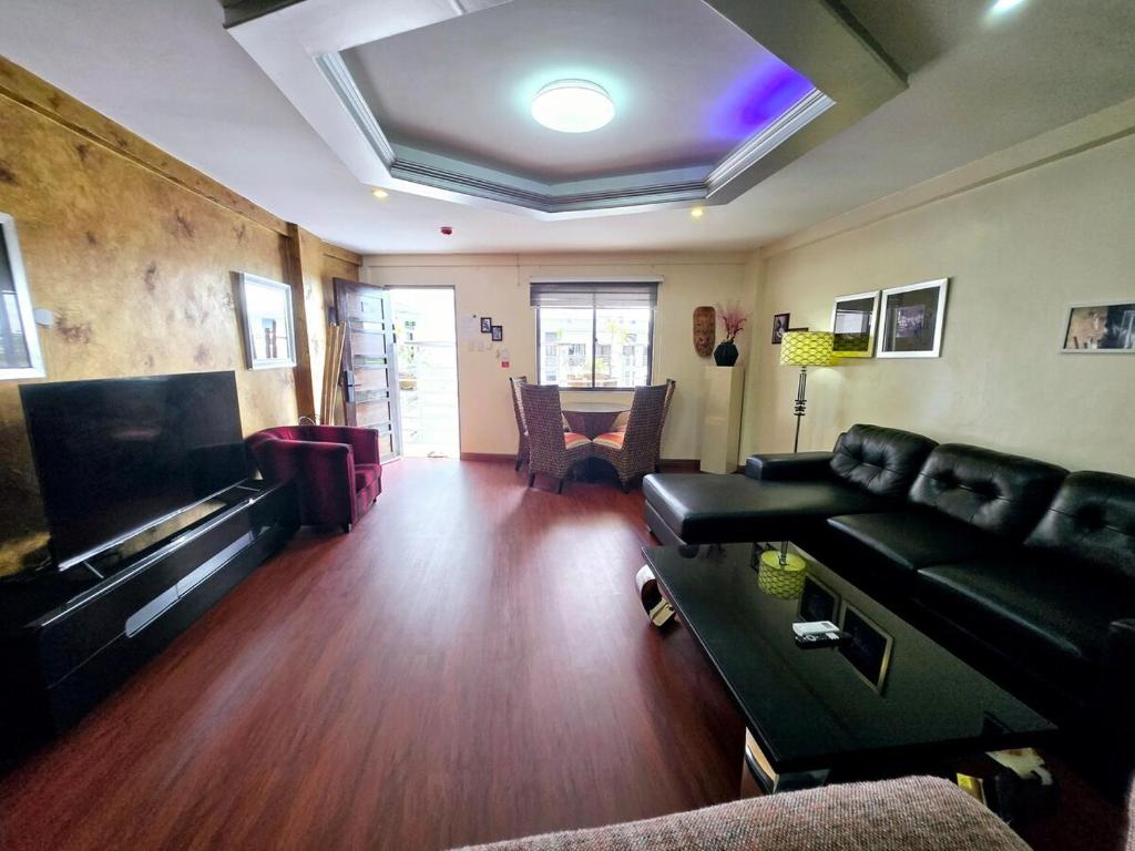 Χώρος καθιστικού στο 2 large BR at Kandi, 500Mbps internet,110SQM condo