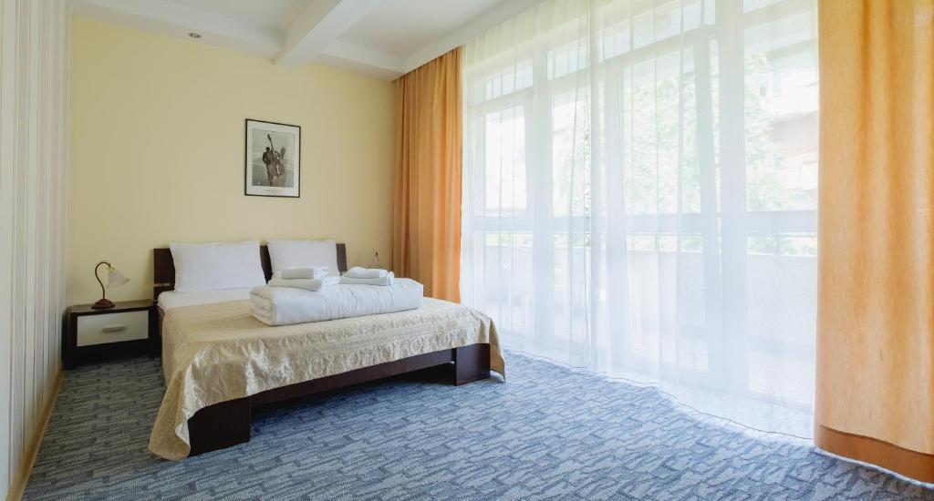 Villa Bulevar - Two-Bedroom Large Family Apartment With Kitchen And Terrace