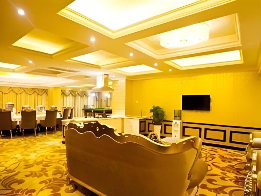 a conference room with a couch and a tv in it at Kui Chong Holiday Hotel in Tongshi