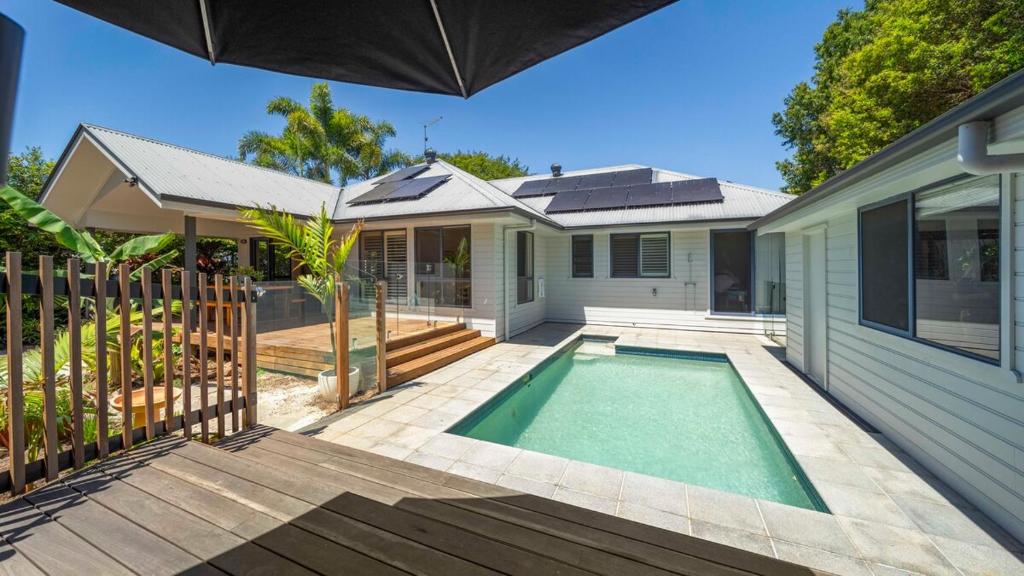 Bazén v ubytování Lilly Pilly - Bangalow - 15 mins drive to Beach nebo v jeho okolí