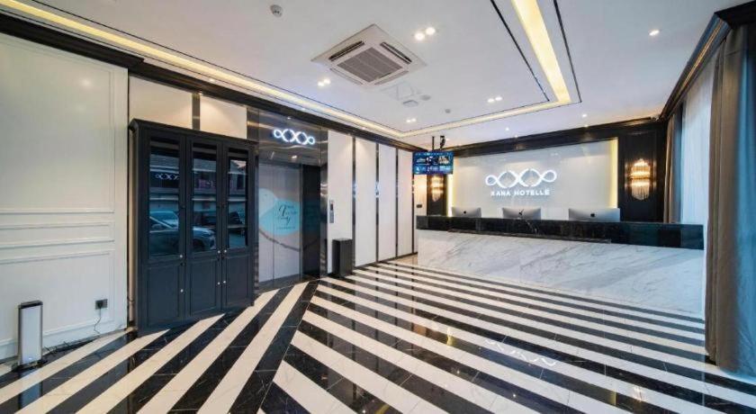 une entrée vide d'un bâtiment avec une porte dans l'établissement Xana Hotelle Jinan Daminghu North Gate, à Jinan