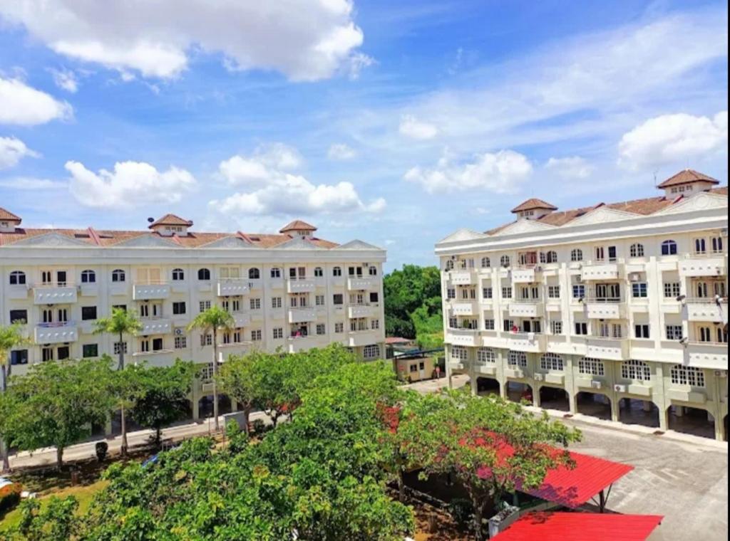 einen Blick auf zwei große weiße Gebäude in der Unterkunft Balqis Homestay kuantan in Kuantan