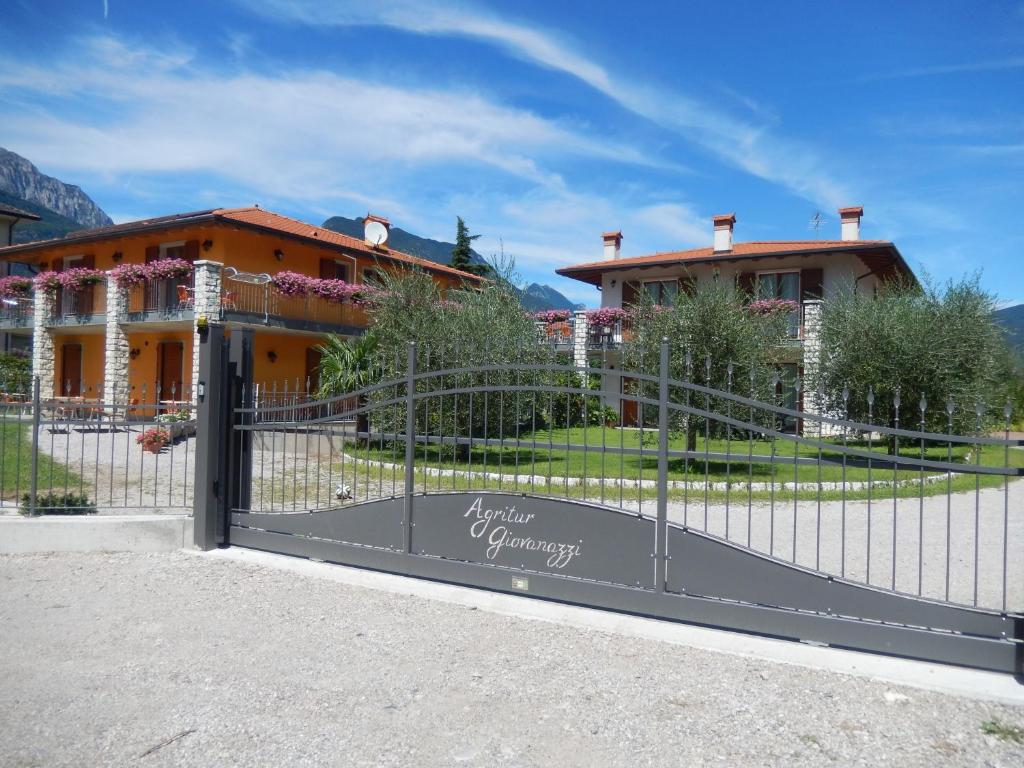 una puerta delante de una casa en Agritur Giovanazzi en Arco