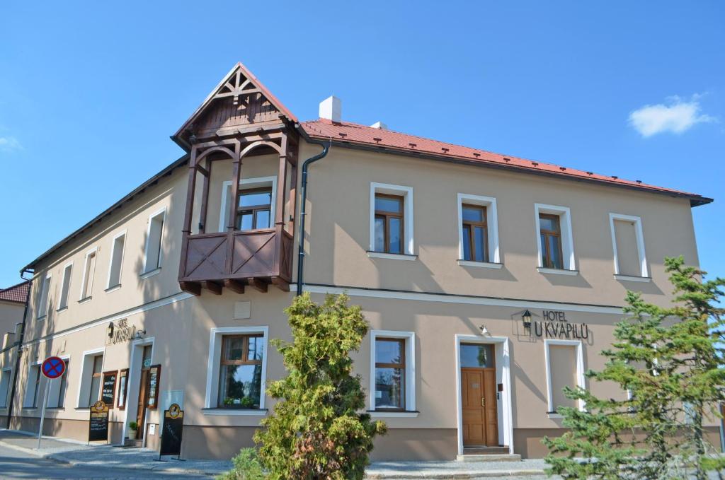 ein Gebäude mit einer Uhr oben drauf in der Unterkunft Hotel U Kvapilů in Mnichovo Hradiště