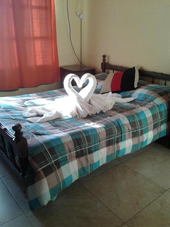 una camera da letto con un letto con un cartello sul cuore di Alquimia a Capilla del Monte