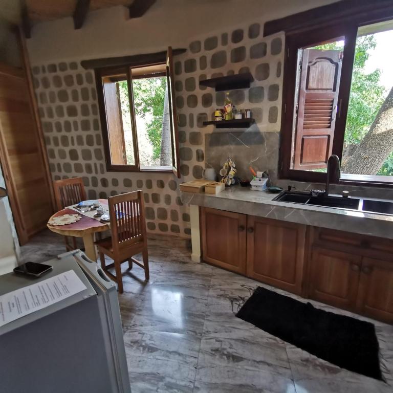 - une cuisine avec un évier et une table dans l'établissement G&J House - Bulle tropicale, à Andilana