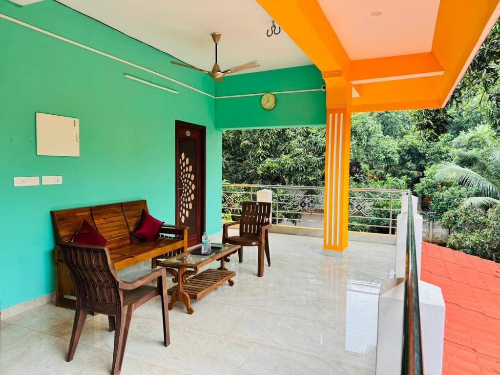 Calm Nest的阳台或露台