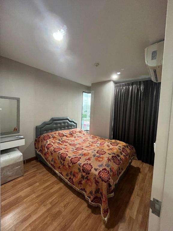 une chambre avec un lit dans une pièce avec une fenêtre dans l'établissement AC Home 2 Laksi, à Lak Si