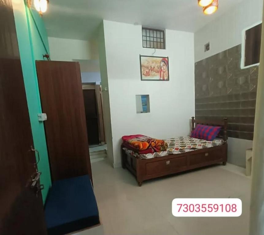 ein kleines Schlafzimmer mit einem Bett in einem Zimmer in der Unterkunft Silor mahadev home stay in Almora