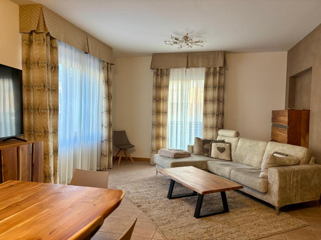 Et opholdsområde på Villa Serena - appartamento a Primiero San Martino di Castrozza