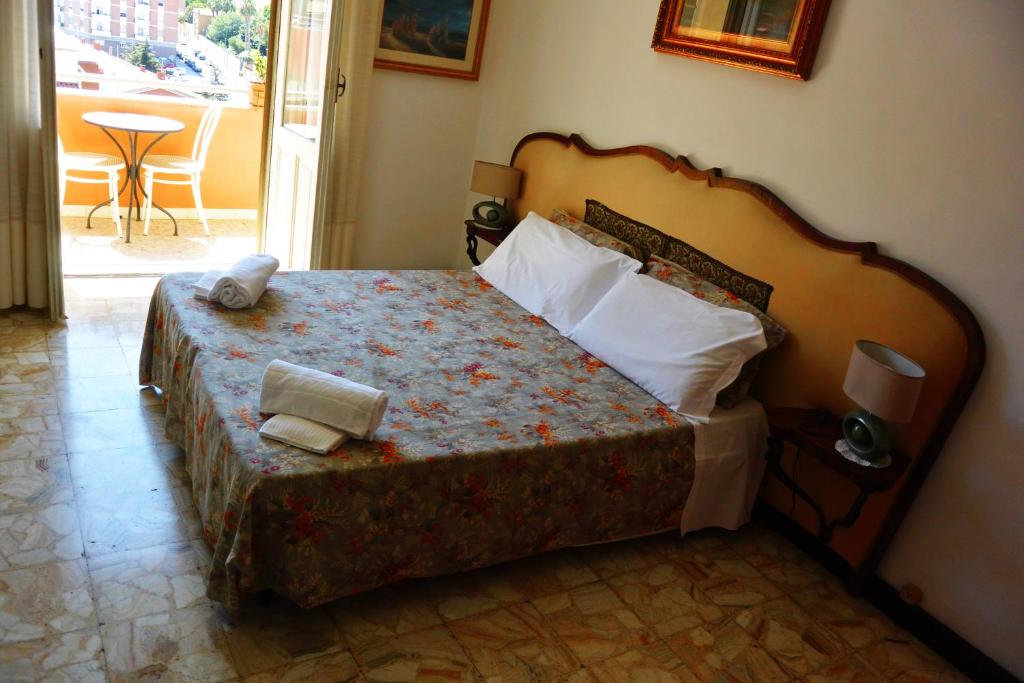 1 dormitorio con 1 cama con cabecero de madera en Superpanoramico, en Cagliari