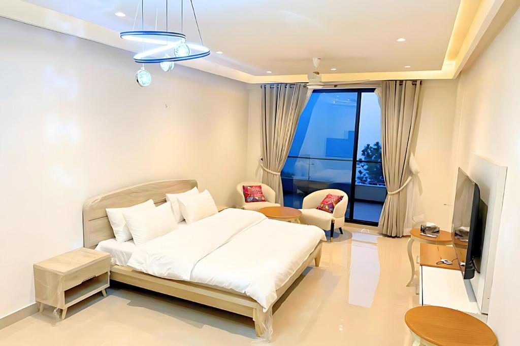 - une chambre avec un lit et une chambre avec une télévision dans l'établissement Luxury Studio at Monal Murree Balcony with Private Parking, à Murree