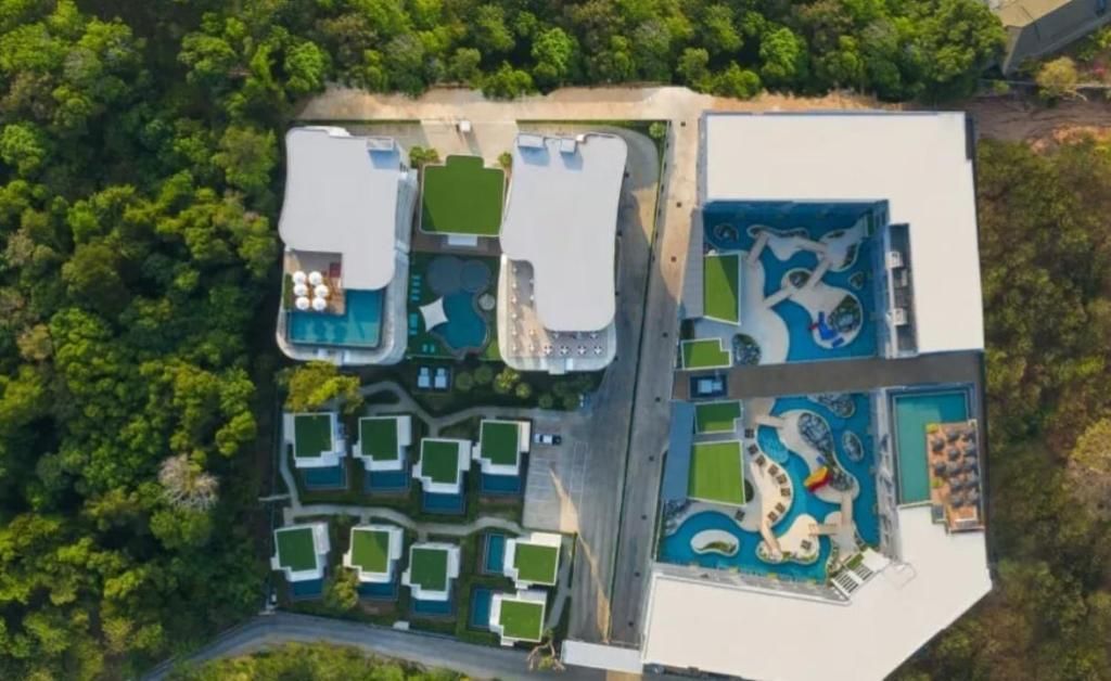 Bazén v ubytování C248 Condo 3 Min to Nai Harn Beach 1BR with Rooftop Pool nebo v jeho okolí