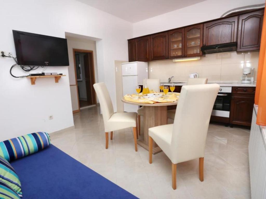 One-Bedroom Apartment With Terrace A2
