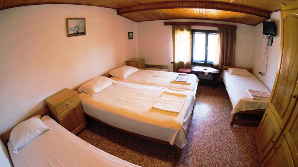 um quarto com duas camas e uma janela em Atanasovi House em Shkorpilovtsi