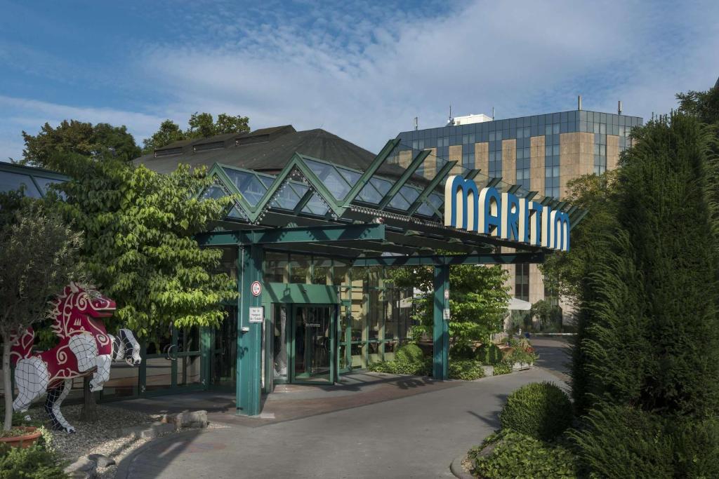 un bâtiment avec un panneau indiquant miami dans l'établissement Maritim Hotel Stuttgart, à Stuttgart