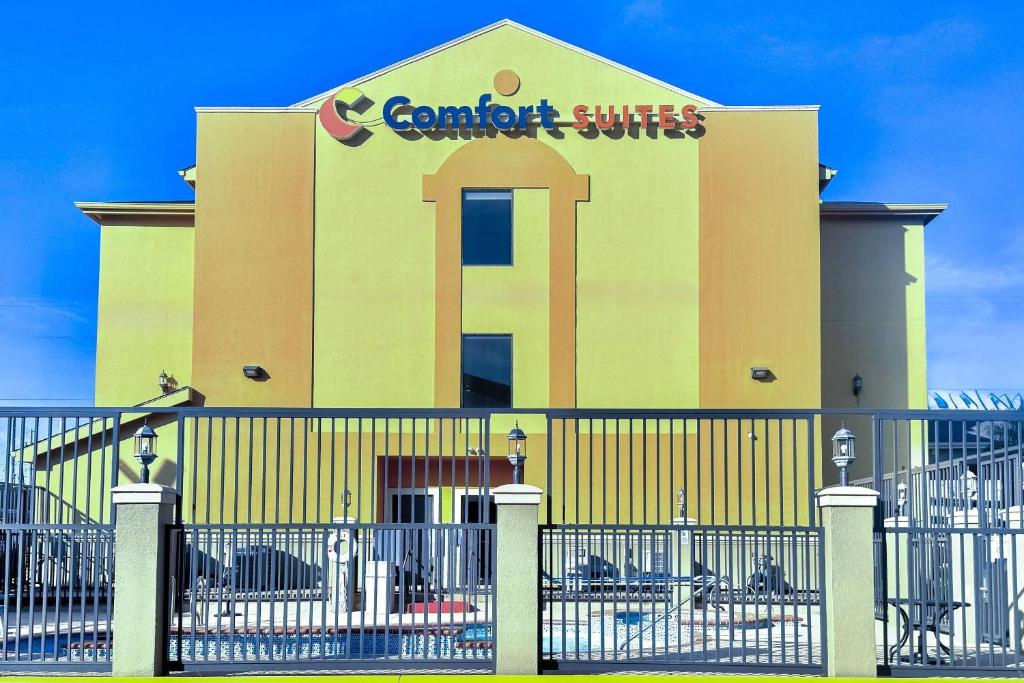ein Gebäude mit einem Schild mit der Aufschrift „Comfort Suites“ in der Unterkunft Comfort Suites Westchase Houston Energy Corridor in Houston