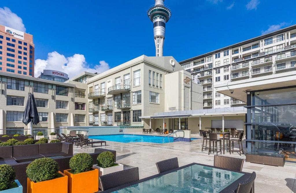 Πισίνα στο ή κοντά στο City life Skytower view with Balcony Famliy Retreat