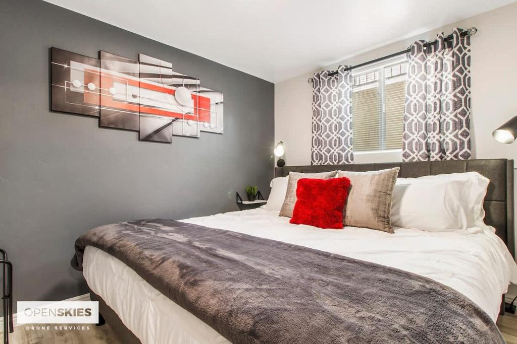 Ένα ή περισσότερα κρεβάτια σε δωμάτιο στο Elegant Downtown SLC Point King Bed 2 Bed 1 Bath